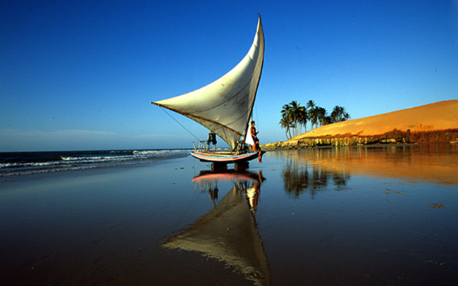 4. Bãi biển Fortaleza:&nbsp;Nằm ở phía đông bắccủa Brazil, bãi biển Fortaleza là thủ phủ của bang Ceará, nổi tiếng với tôm hùm và hải sản tươi sống. Bãi biển này cũng là nơituyệt vời cho dân lướt ván&nbsp; và đua thuyền.
