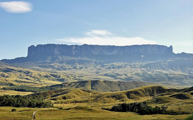 1. Ngọn núi Roraima: Nằm ở biên giới giữa Brazil, Guyana và Venezuela, là ngọn núi cao nhất trong cao nguyên Pakaraima ở Nam Mỹ. Núi Roraima luôn chìm trong biển mây, khung cảnh tựa như trong truyện cổ tích. Ngọn núi này có hệ động, thực vật phong phú với rất nhiều giống, loài độc nhất vô nhị... Với vẻ đẹp hùng vĩ, phi thường, Roraima là nguồn cảm hứng bất tận cho văn chương, phim ảnh. Đặc biệt, vào năm 2009, Roraima đã trở thành nguồn cảm hứng cho bộ phim nổi tiếng của Pixar: 'Up' (Vút bay). 
