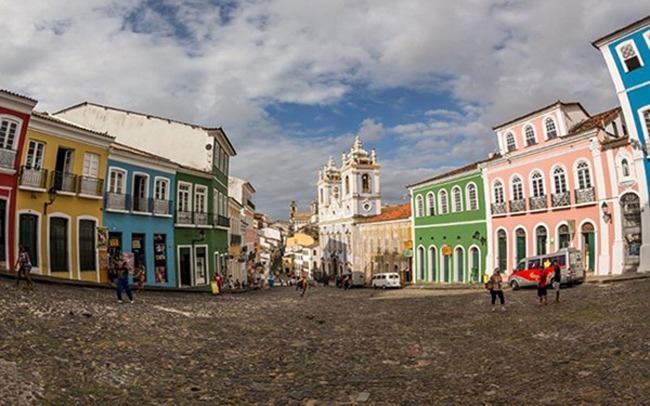 5. Pelourinho&nbsp;là trung tâm lịch sử của thành phố Salvador trong tiểu bang Bahia. Đường phố được sơn bằng nhiều màu sắc bắt mắt. Đây là nơi hội tụ của các nền văn hóa châu Âu, châu Phi và bản địa.
