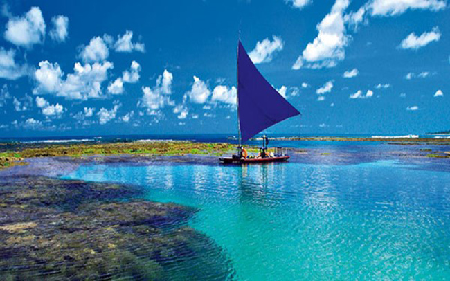 14.&nbsp;Bãi biển Porto de Galinhas:&nbsp;Thường được đề cử là một trong những bãi biển đẹp nhất ở Brazil, Porto de Galinhas có nước trong tới mức có thể nhìn rõ đàn cá bơi lội bên dưới.&nbsp; Khi thủy triều xuống, du khách có thể đi thuyền trên các"jangandas"- một loại thuyền bản địa để xem cá trong các rạn san hô.
