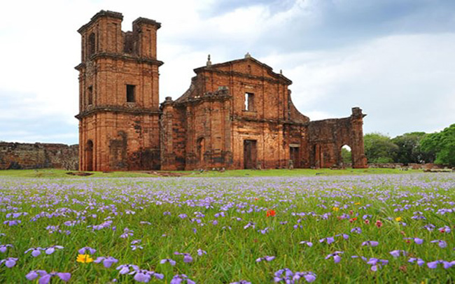 15.&nbsp;Nhà thờ Sao Miguel das Missoes&nbsp;được xây dựng vào những năm 1700 bởi hàng trăm ngườiGuarani bản địa. Một lần đến với nơi này, bạn như được quay lại thời gian của thế kỷ 18 và chìm trong văn hóa bản địa đặc sắc của khu vực phía Nam Brazil.
