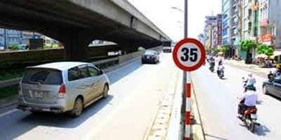 Hà Nội đề xuất giữ biển báo hạn chế tốc độ 35km/h - 1