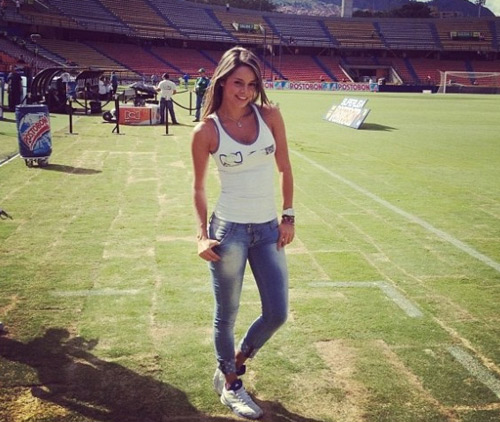 Nữ phóng viên nóng bỏng gây sốt tại World Cup 2014 - 8