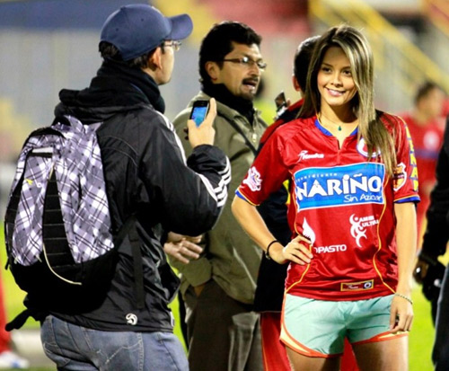 Nữ phóng viên nóng bỏng gây sốt tại World Cup 2014 - 14