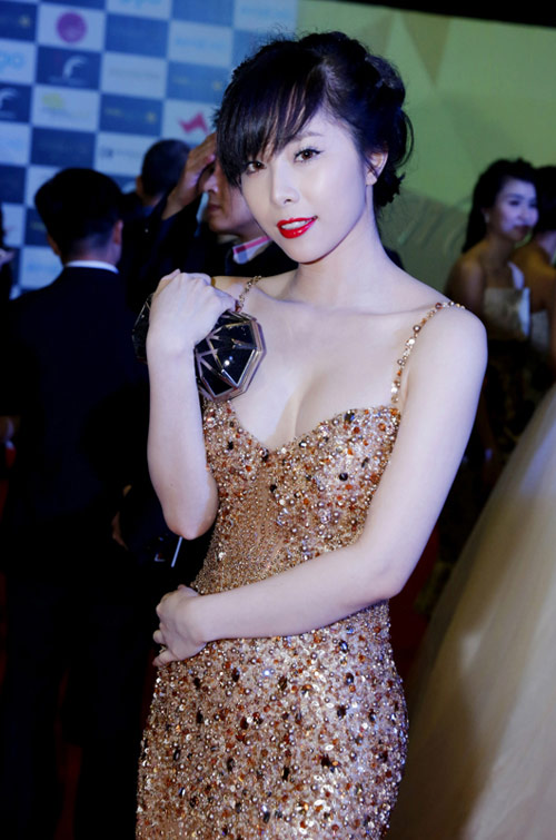 Phương Trinh, Diễm My khoe ngực "bạo" nhất tuần - 8