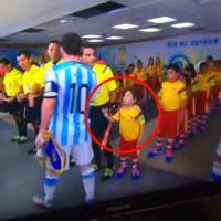 Bóng đá - Hành động "vô tâm" của Messi với 1 fan nhí