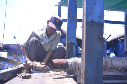 Chùm ảnh: Ngư dân hối hả sửa tàu vươn khơi bám biển - 10