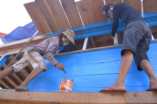 Chùm ảnh: Ngư dân hối hả sửa tàu vươn khơi bám biển - 9