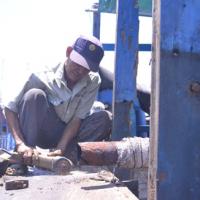 Tin tức trong ngày - Chùm ảnh: Ngư dân hối hả sửa tàu vươn khơi bám biển