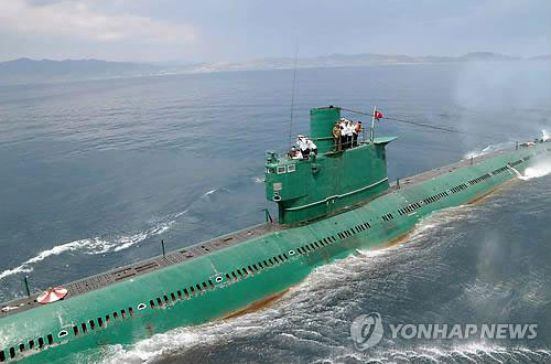 Kim Jong-un "khoe" sức mạnh tàu ngầm Triều Tiên - 1