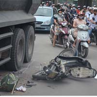 Tin tức trong ngày - Đi ôn thi đại học, 2 chị em bị ô tô đâm thương vong