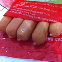 Sức khỏe đời sống - Giật mình công nghệ sản xuất xúc xích bằng... hóa chất