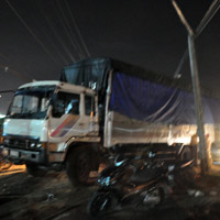 Tin tức Sony - Bé gái rơi khỏi xe máy bị xe tải cán tử vong