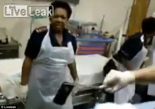 Cứu sống một nạn nhân nuốt smartphone - 2