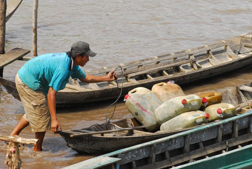 Cận cảnh buôn lậu ở biên giới miền Tây - 11