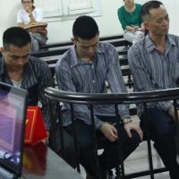 Pháp luật - Nã súng vào xe BMW, ba cha con dắt nhau vào tù