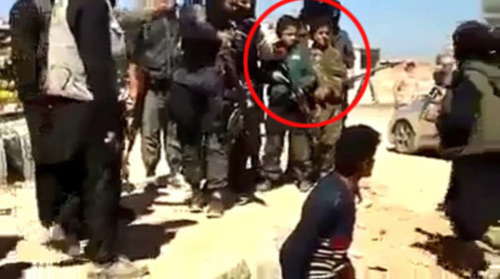 Iraq: Phiến quân ép trẻ em cầm súng, xem hành hình - 1