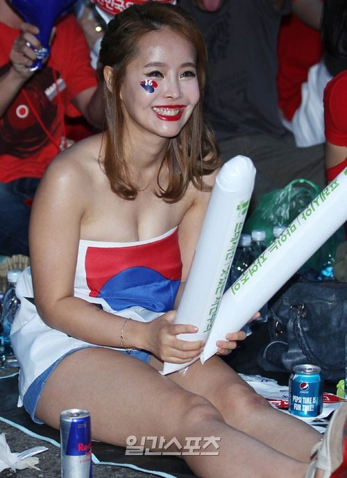 Thiếu nữ Hàn khoe vòng 1 nõn nà mừng World Cup - 13