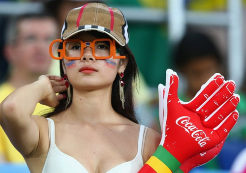 Thiếu nữ Hàn khoe vòng 1 nõn nà mừng World Cup - 1