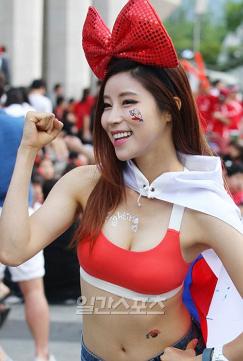 Thiếu nữ Hàn khoe vòng 1 nõn nà mừng World Cup - 6