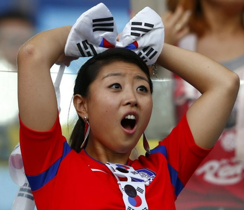 Thiếu nữ Hàn khoe vòng 1 nõn nà mừng World Cup - 9