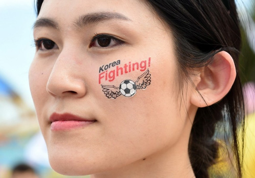 Thiếu nữ Hàn khoe vòng 1 nõn nà mừng World Cup - 10