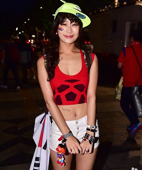 Thiếu nữ Hàn khoe vòng 1 nõn nà mừng World Cup - 12