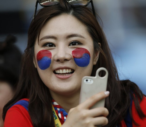 Thiếu nữ Hàn khoe vòng 1 nõn nà mừng World Cup - 3