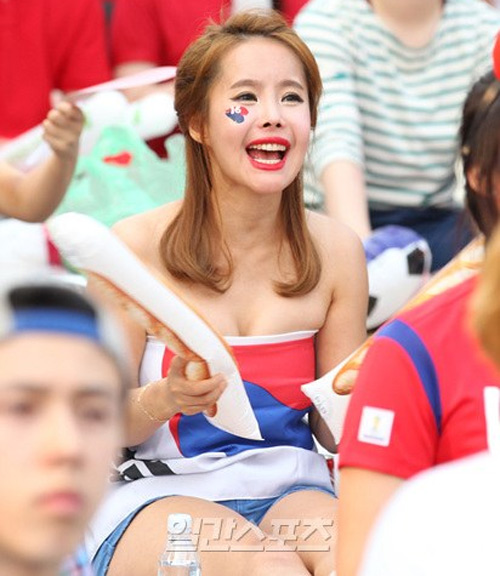 Thiếu nữ Hàn khoe vòng 1 nõn nà mừng World Cup - 4