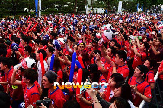 "Cha đẻ điệu nhảy ngựa" mừng World Cup hoành tráng - 3