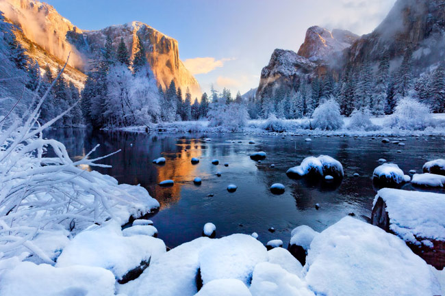 4. Thung lũng Yosemite thuộc bang California (Mỹ) 

Thung lũng Yosemite là một trong những điểm đến ngoạn mục nhất của Vườn quốc gia Yosemite. Vào mùa đông nơi đây bị bao phủ bởi băng tuyết. 

