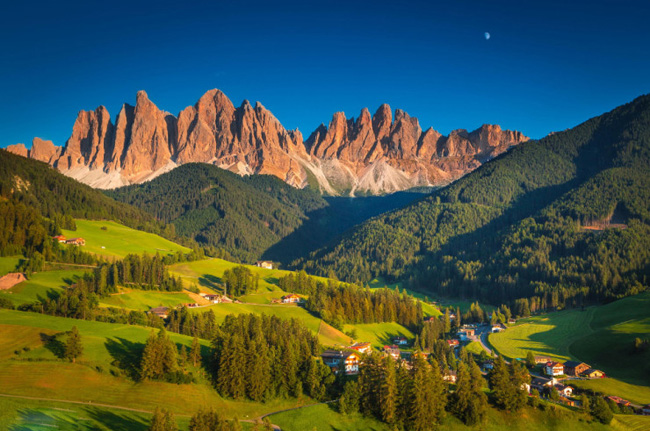 5. Thung lũng Dolomites (Ý)

Dolomites là thung lũng xinh đẹp nằm ở phía Bắc nước Ý. Nơi đây là điểm đến tuyệt vời cho những du khách yêu thích trượt tuyết, đi bộ đường dài, leo núi và thậm chí là nhảy dù. 
