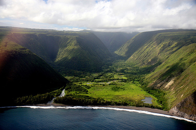 2. Thung lũng Waipio, thuộc hòn đảo Big, Hawaii (Mỹ). Trước đây Waipio từng là nơi định cư của những gia đình hoàng gia. 
