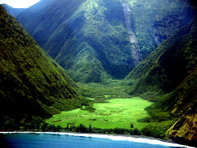 Thung lũng được bao bọc giữa những vách đá dựng đứng và trước mặt là đại dương xanh bao la. 

