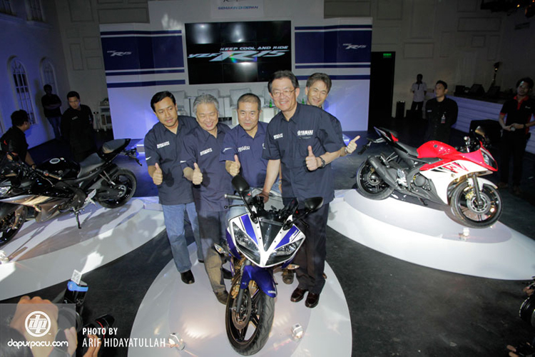 Tại thị trường Thái Lan, Yamaha R15 2.0 mới có giá bán là 2.619 USD (khoảng 55,2 triệu đồng), trong khi tại Indonesia phiên bản sportbike cùng vừa được Yamaha cho đặt hàng với mức giá 2.440 USD (khoảng 51,5 triệu đồng).
