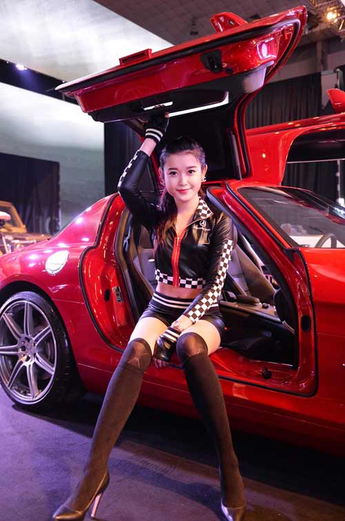 Siêu mẫu Huyền My đọ dáng cùng siêu xe cánh chim - 4