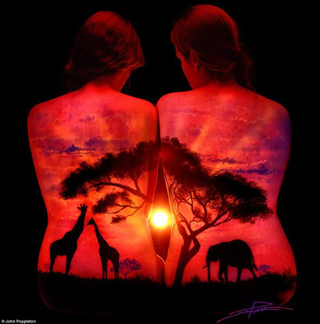 Sau khi hoàn thành bức tranh vẽ màu huỳnh quang lên lưng của các cô gái, người nghệ sĩ chiếu ánh sáng đen để chụp lại tác phẩm hoàn hảo.
