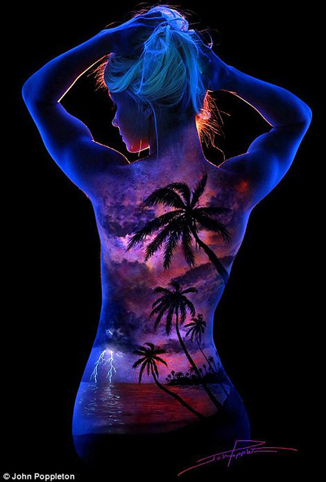 John muốn tạo ra một điều khác biệt. Vì vậy anh dùng sơn UV huỳnh quang vẽ trên lưng của mẫu nữ. Người ta gọi đó là những tác phẩm nghệ thuật trên cơ thể bằng ánh sáng đen.

