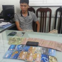Pháp luật - Bắt người TQ dùng thẻ ATM giả trộm tiền tại HN