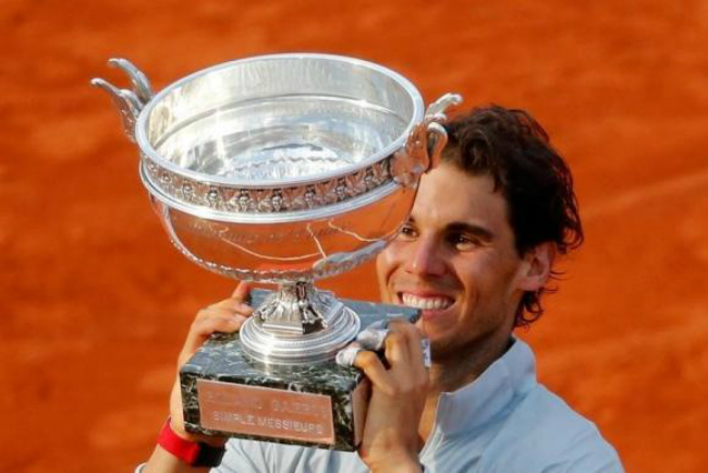 Nadal vừa đăng quang lần thứ 9 tại Roland Garros. Còn tại mặt sân cỏ Wimbledon, 'ông vua sân đất nện' cũng có 2 lần chiến thắng vào năm 2008 và 2010.
