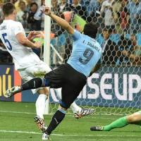 Bóng đá - GÓC 3D: Suarez "nã đạn" rách lưới tuyển Anh