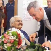 Giáo dục - du học - Cụ bà 99 tuổi nhận bằng tốt nghiệp... trung học cơ sở