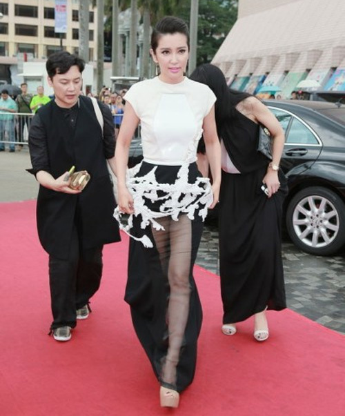 Lý Băng Băng lộ nội y vì váy quá điệu - 4