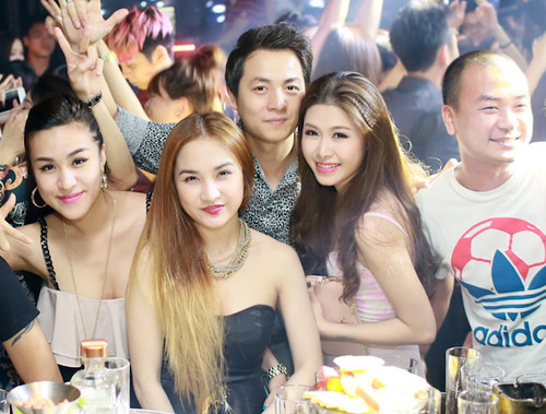 Bạn gái mới Lê Hiếu khoe vẻ sexy trong đêm Hà Nội - 9