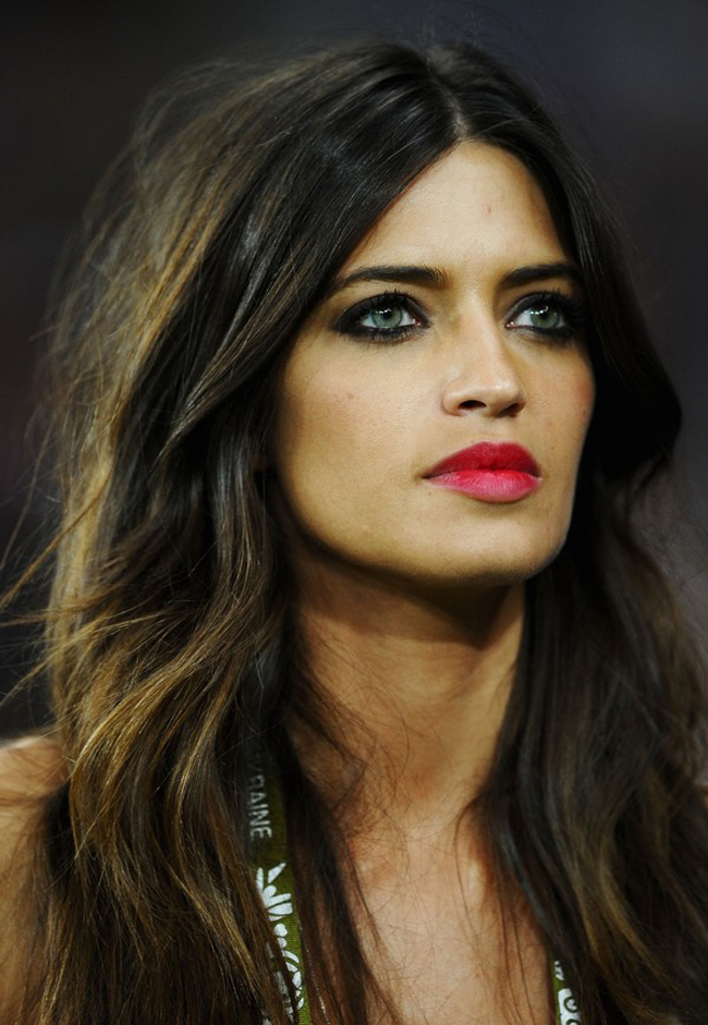 Sara Carbonero, cô vợ của thủ thành Iker Casillas vốn được coi là nữ thần sắc đẹp trong giới phóng viên. Cô từng được bầu chọn là nữ phóng viên hấp dẫn nhất thế giới
