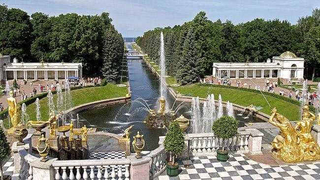 9. Peterhof Palace Garden là khu vườn cung điện thuộc thành phố Petersburg (Nga). 

