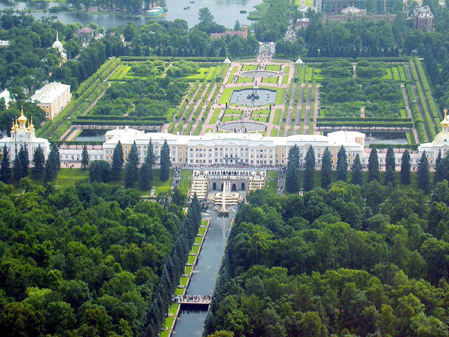 Cung điện được xây dựng dựa trên cảm hứng lấy từ lâu đài Versailles (Pháp), bao quanh là khuôn viên rất nhiều cây xanh và đài phun nước ấn tượng.
