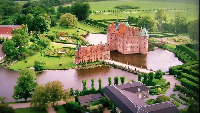 10. Khu vườn Egeskov Castle (Đan Mạch)

Egeskov là một lâu đài cổ được xây dựng vào năm 1554 theo kiến trúc thời Phục hưng. Bao quanh lâu đài là khu vườn tuyệt đẹp rộng 20, được thiết kế với nhiều chủ đề khác nhau.

