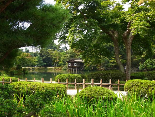 Từ năm 1620 đến 1840, các nhà chức trách đã cho xây dựng thêm thác nước, đường mòn đi bộ, suối và cầu trong khuôn viên của khu vườn. Đến năm 1870, Kenrokuen bắt đầu mở cửa cho du khách đến tham quan.


