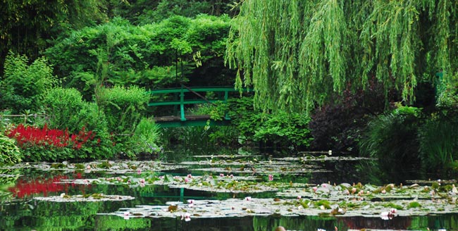 4. Khu vườn Monet ở làng Giverny, Eure (Pháp)

Claude Monet là một trong những người sáng lập của phong trào vẽ tranh trường phái ấn tượng Pháp. Năm 1890, ông đã mua nhà và đất ở ngôi làng Giverny rồi sau đó thiết kế thành những khu vườn tuyệt đẹp để mang lại nguồn cảm hứng nghệ thuật cho mình. 
